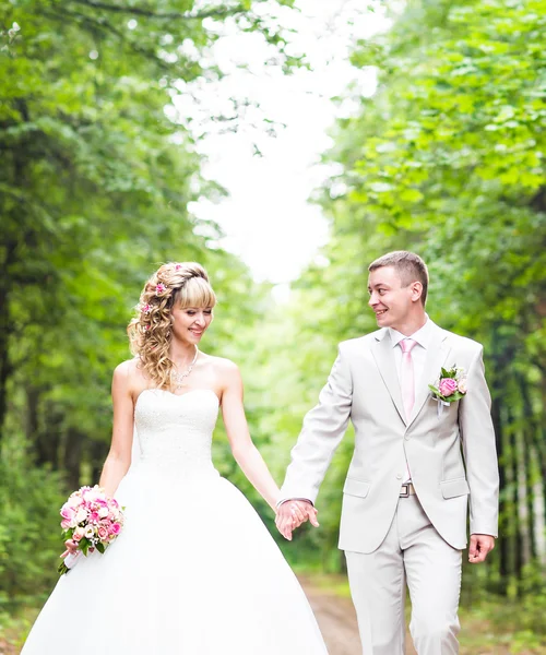 Güzel yeni evliler düğün keyfi