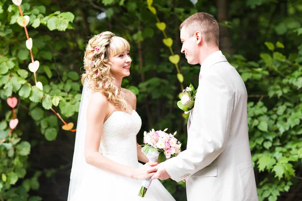 Schönes Brautpaar genießt Hochzeit — Stockfoto