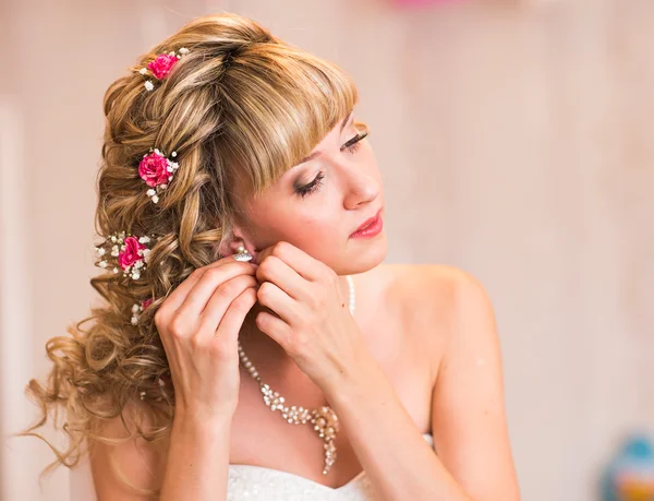 Retrato de jovem noiva bonita se preparando para o dia do seu casamento — Fotografia de Stock