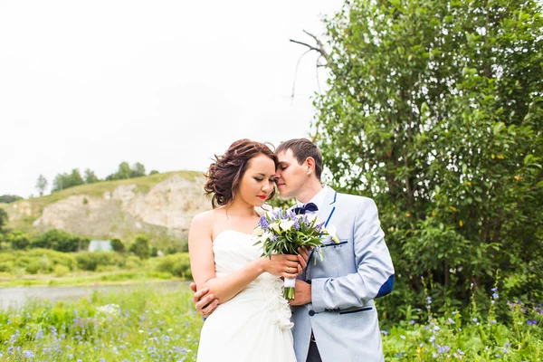 Noiva e noivo com buquê de casamento — Fotografia de Stock