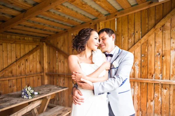 Matrimonio coppia abbracciare e baciare — Foto Stock