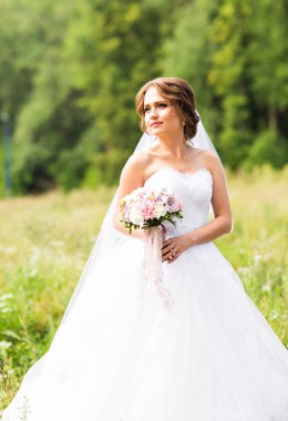 buket çiçek açık ile güzel bir gelin