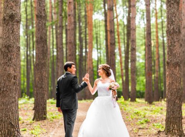 Gelin ve damat dans doğada. Düğün dansı açık havada