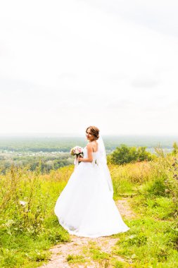 buket çiçek açık ile güzel bir gelin