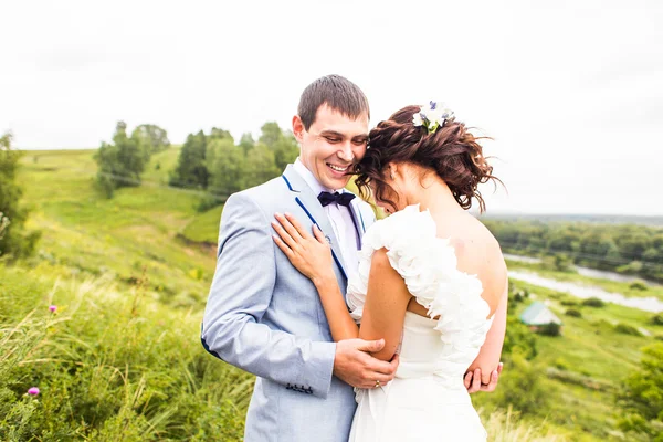 Casamento par abraçando e beijando — Fotografia de Stock