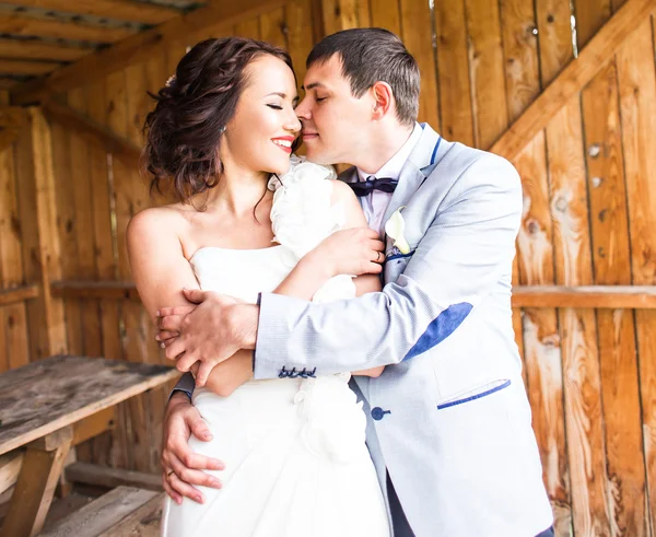 Retrato de casamento de um jovem casal, noivo e noiva posando — Fotografia de Stock