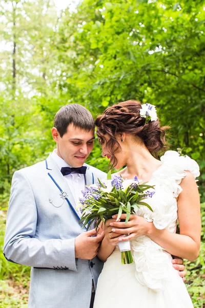 Braut und Bräutigam mit Brautstrauß — Stockfoto