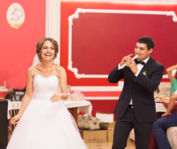 Brudgummen spelar en flöjt för hans brud. Bröllop fest — Stockfoto