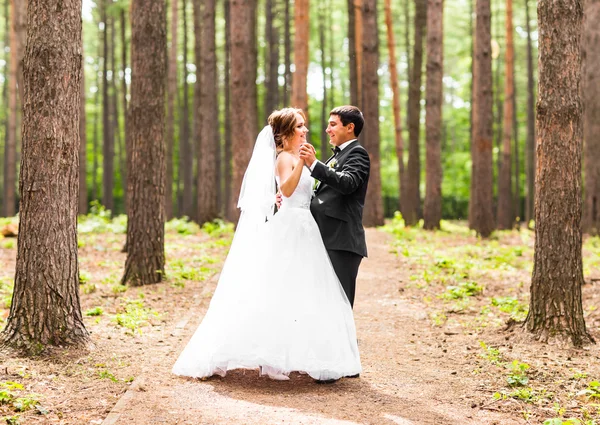 Noiva e noivo dançando na natureza. Dança de casamento ao ar livre — Fotografia de Stock