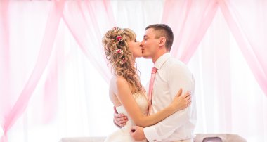 Mutlu gelin ve damat onların düğün öpüşmeyle