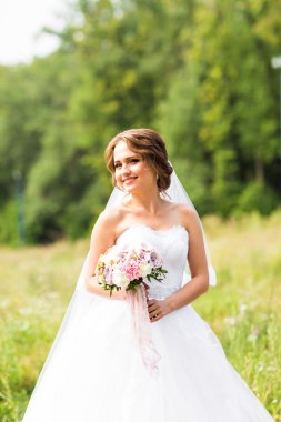 buket çiçek açık ile güzel bir gelin