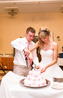 Gelin ve damat düğün pastalarını kesiyorlar.