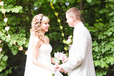 Güzel yeni evliler düğün keyfi