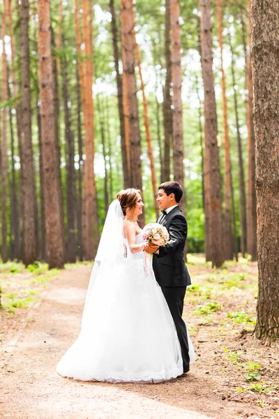 Brautpaar tanzt in der Natur. Hochzeitstanz im Freien — Stockfoto