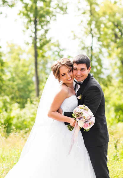 Jeune couple de mariage profitant de moments romantiques à l'extérieur sur une prairie d'été — Photo