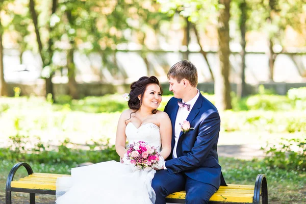 Mariage Mariée et marié sur un banc avec paysage nature arrière-plan — Photo