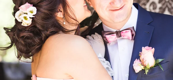 Close-up van whispering bruid — Stockfoto