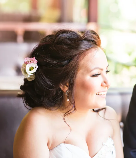 Nahaufnahme Porträt der jungen wunderschönen Braut — Stockfoto