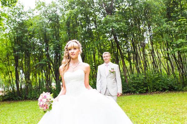 Para młoda ślub ciesząc romantyczne chwile poza na lato park — Zdjęcie stockowe