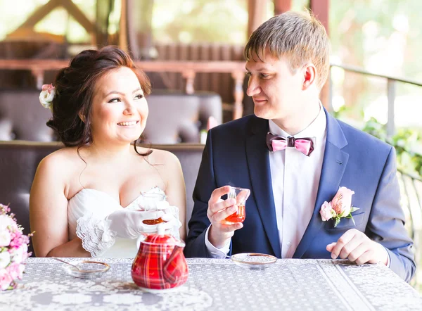 Bruid en bruidegom zijn het drinken van thee. — Stockfoto