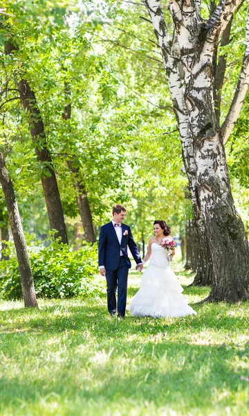 romantik Düğün çifti birlikte eğleniyor doğada açık