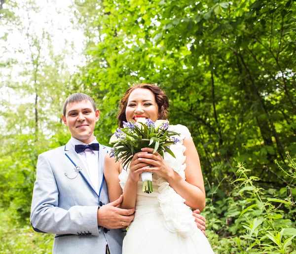 美丽的白种人夫妇刚刚结婚 — 图库照片