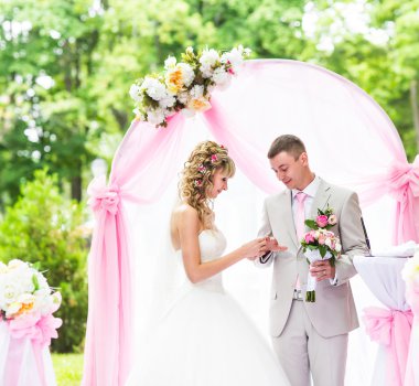 Bir yüzük koyarak gelin düğün töreni sırasında parmak mamülleri