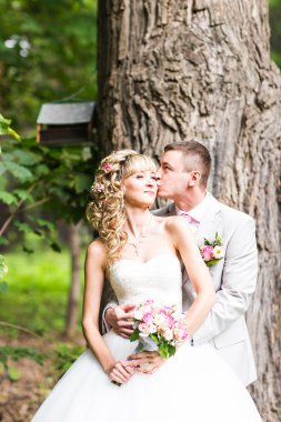 Güzel yeni evliler düğün keyfi