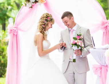 Bir yüzük koyarak gelin düğün töreni sırasında parmak mamülleri