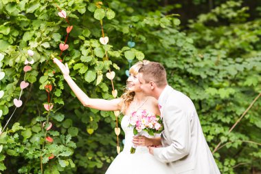 Bir yaz parkın dışında romantik anları zevk genç Düğün çifti