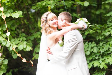 Güzel yeni evliler düğün keyfi