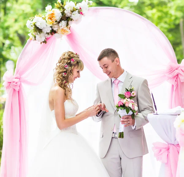 Elegant bröllop ceremoni eleganta blonda bruden och brudgummen utomhus — Stockfoto