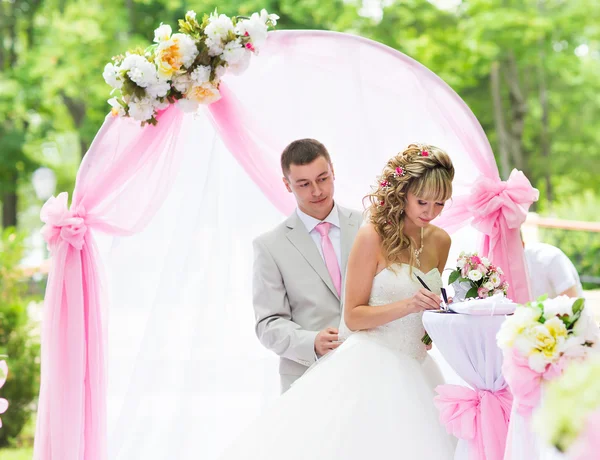 Стильная свадебная церемония элегантная блондинка невеста и жених на открытом воздухе — стоковое фото