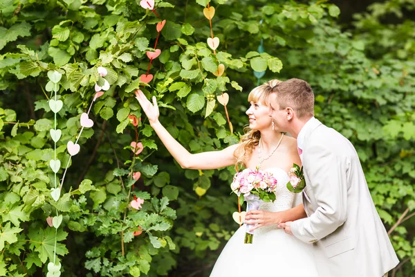 Belos recém-casados está desfrutando de casamento — Fotografia de Stock