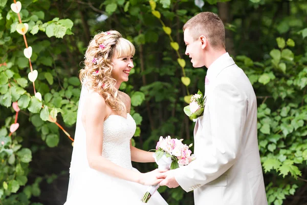 Junges Hochzeitspaar genießt romantische Momente im Freien auf einem Sommerpark — Stockfoto