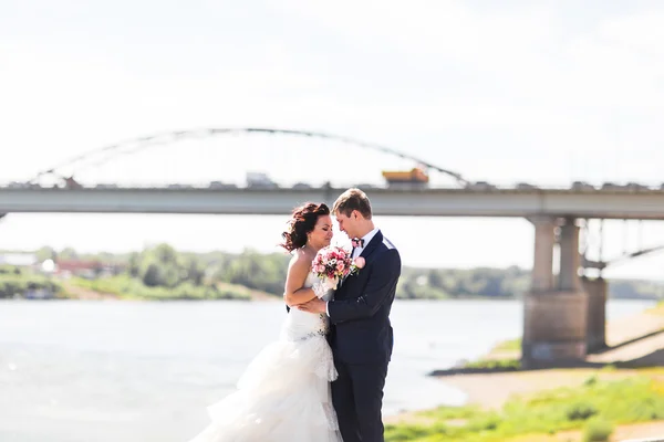 Bruid en bruidegom is bruiloft genieten — Stockfoto