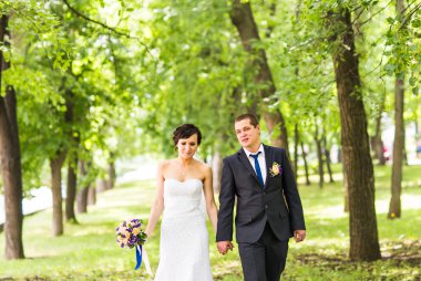 Gelin ve damat parkta