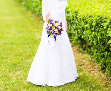 Gelinlerin elinde güzel bir buket.