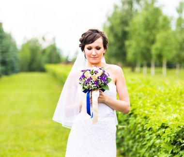 Gelinlerin elinde güzel bir buket.