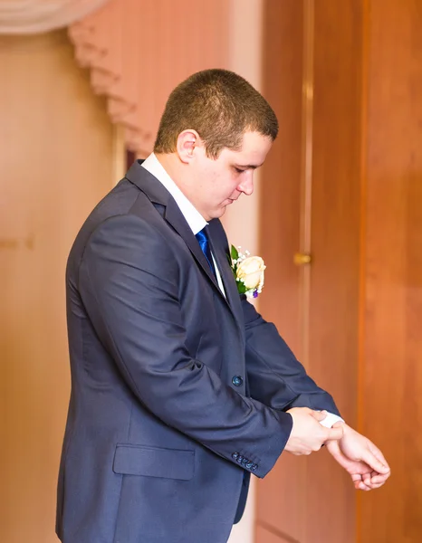 Der Bräutigam bereitet sich auf die Hochzeit vor — Stockfoto