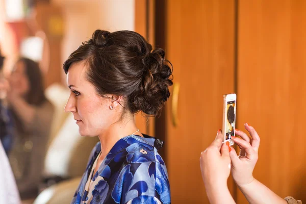 Femme prenant en photo la coiffure de sa petite amie — Photo