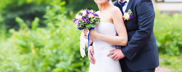Pěkná svatební kytice v ruce nevěsty — Stock fotografie