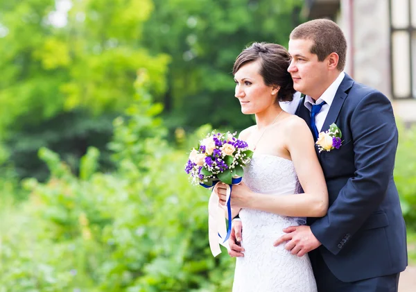 Beau bouquet de mariage dans la main des mariées — Photo