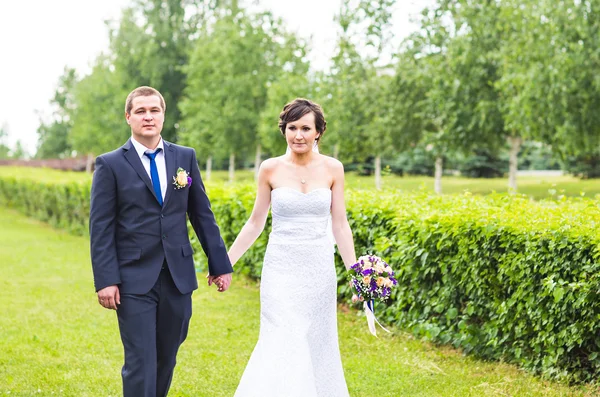 Bride and groom in the park — Stock Photo, Image