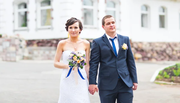 Feliz novia y novio en el día de su boda —  Fotos de Stock
