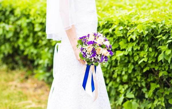 Schöner Brautstrauß in der Hand der Bräute — Stockfoto