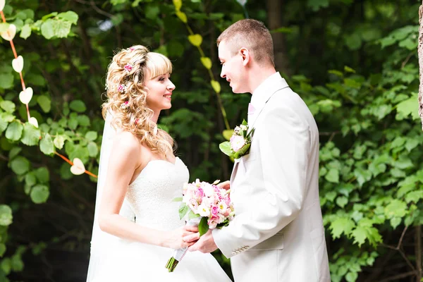 Junges Hochzeitspaar genießt romantische Momente im Freien auf einem Sommerpark — Stockfoto