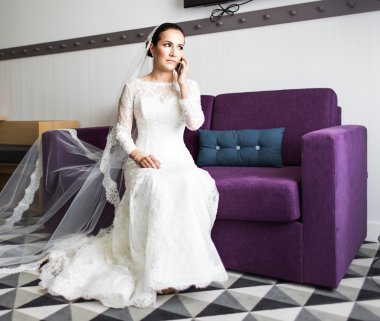 güzel gelin ile hareket eden telefon. Sevgi ve faiz kavramı. Yeni evli