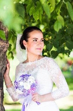 Güzel gelin düğün buket çiçek yeşil park açık havada'ile