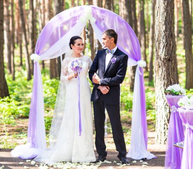 Gelin ve Damat Düğün kemerin altında.
